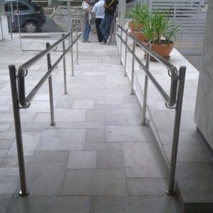 Corrimão contínuo em rampa